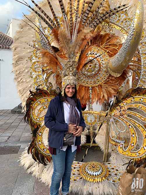 Rosa Reina llevando el tocado de la reina del carnaval de Palma