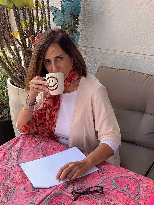 Rosa Reina tomando una taza de café