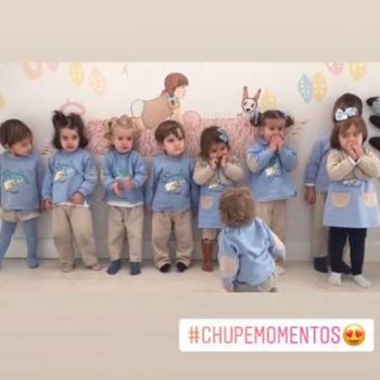 Niños, niñas y bebés vestidos de uniforme en la escuela infantil