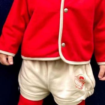 Los detalles en el uniforme infantil marcan la diferencia