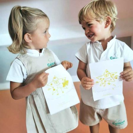 Niños con dibujos llevando uniformes infantiles