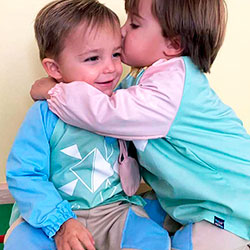 Niño y niña con uniforme personalizados de escuela infantil