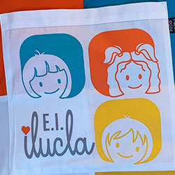 Detalle del logotipo de la escuela infantil Ilucla, diseñado por Rosa Reina Uniformes
