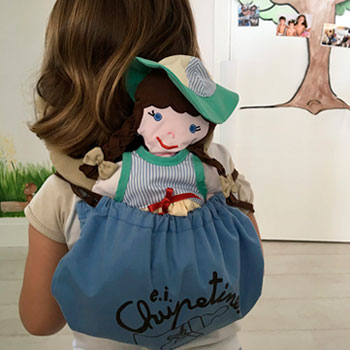 Niña con mochila y mascota personalizada para escuela infantil