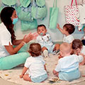Educadora de escuela infantil Tipi con alumnos bebé